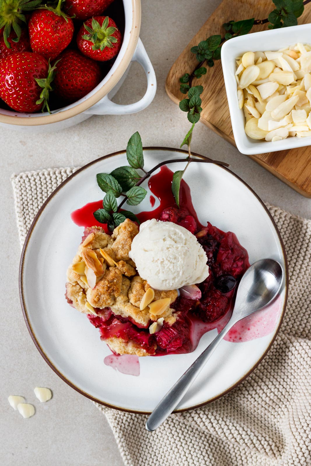 Der weltbeste Erdbeer-Crumble mit Vanilleeis - Healthy Dreams