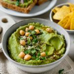 Besonders cremiger Avocado-Hummus serviert mit Cracker, und auf Vollkornbrot, Vickys Healthy